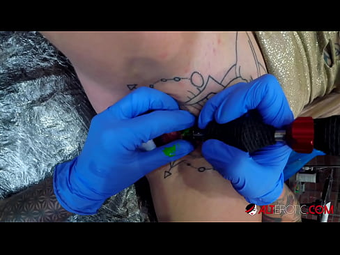 ❤️ La bomba Sully Savage, molt tatuada, es va tatuar al clítoris ❤❌ Porno rus al ca.sex-porntube.ru ❌️